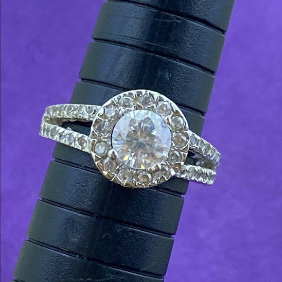 💛 Elegant 925 Silver Plated Ring with Clear Gemstone - Picture 5 of 5